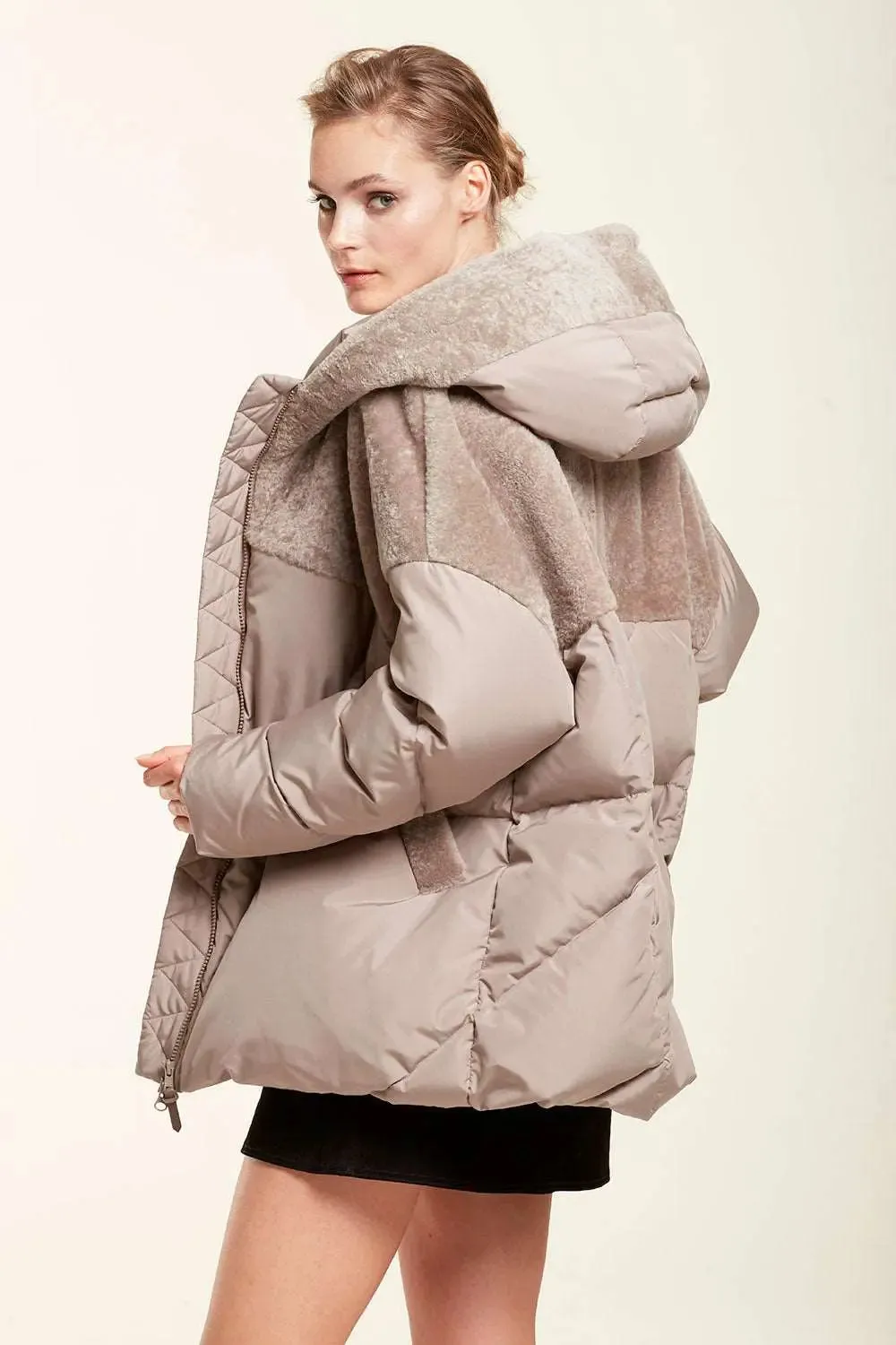 Hood puffer jacket with sheepskin